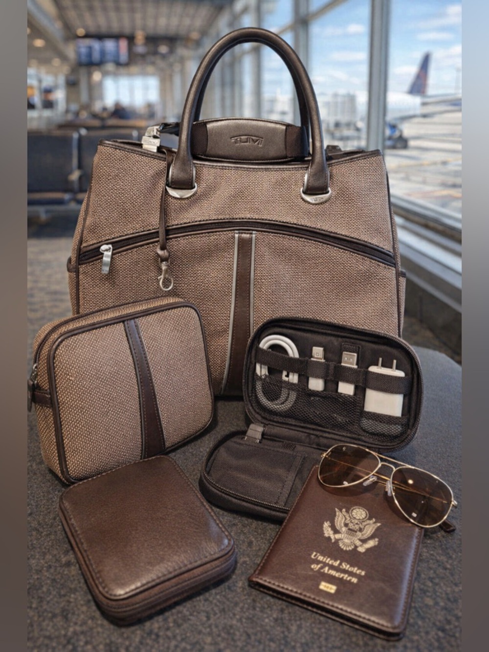 TUMI Executive Travel Commuter Bag w/original removable TUMI accessory pouch - Picture 2 of 16